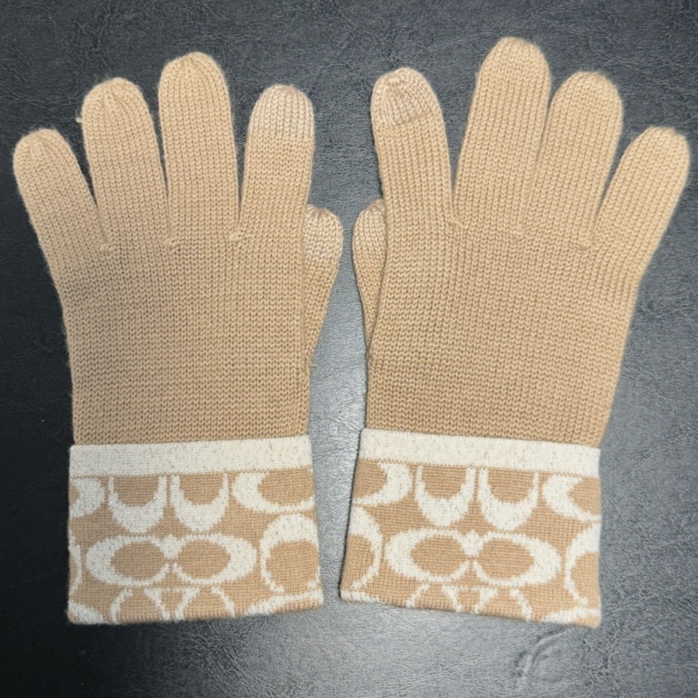 Authentic Coach Tan Knit Gloves with Coach Logo Pattern -new no tags
